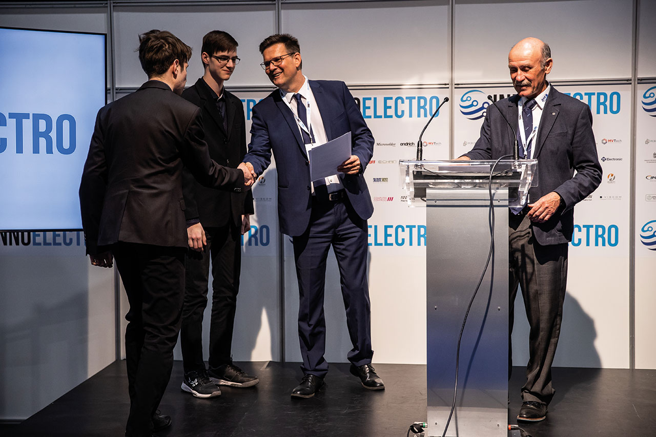 A Konstrukciós Verseny díjátadója Dr. Birkner Zoltánnal, az InnoElectro fővédnökével Fotó: Polyák Attila